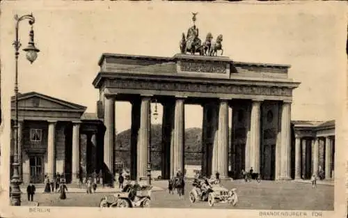 Ak Berlin Mitte, Brandenburger Tor, Auto