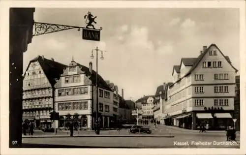 Ak Kassel in Hessen, Freiheiter Durchbruch, Bank, Schild, Passanten