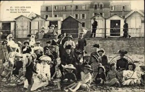 Ak Luc sur Mer Calvados, Am Fuße des Digue vor den Hütten