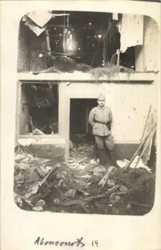 Foto Ak Abancourt Oise, zerstörtes Haus, deutscher Soldat