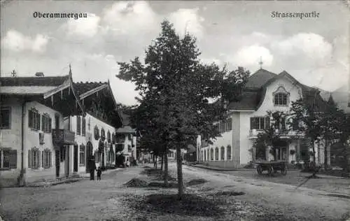 Ak Oberammergau im Kreis Garmisch Partenkirchen, Straßenpartie, Balkon, Karren