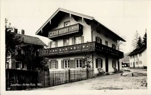 Ak Oberammergau in Oberbayern, Landhaus Anton Rutz, 105 c, Außenansicht, Balkons, Straße