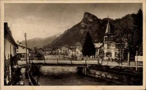 Ak Oberammergau in Oberbayern, Dorfpartie mit Kofel, Brücke