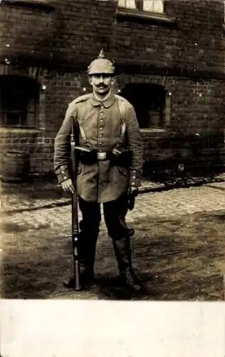 Foto Ak Deutscher Soldat in Uniform, Bajonett, Sturmsoldat Portrait