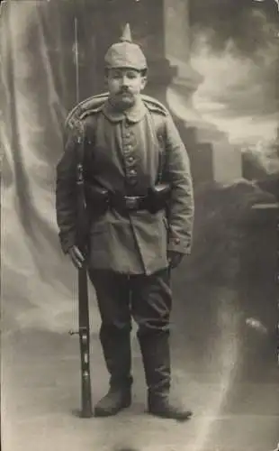 Foto Ak Deutscher Soldat in Uniform, Bajonett, Sturmsoldat Portrait