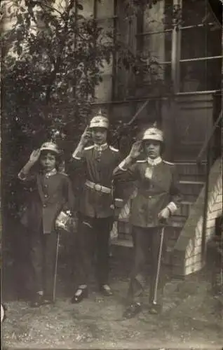 Foto Kinder in Uniformen, Pickelhauben