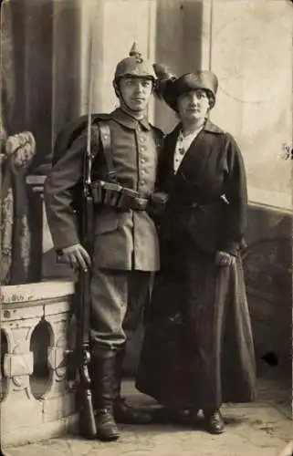 Foto Ak Weiden in der Oberpfalz, Deutscher Soldat in Uniform, Frau, KB Inf. Rgt 5