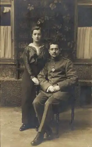 Foto Ak Deutscher Soldat in Uniform, EK II, Frau, Portrait