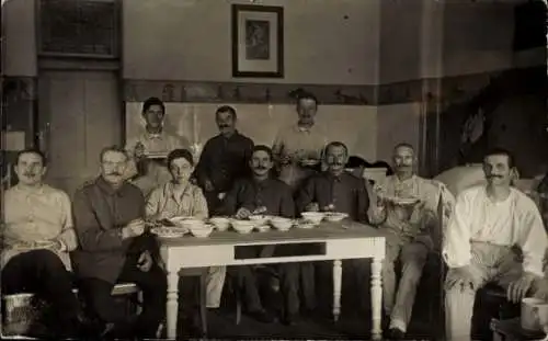 Foto Ak Kalk Köln am Rhein, Deutsche Soldaten in Uniformen beim Essen, I WK