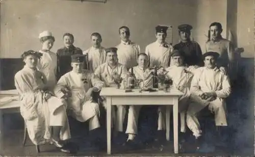 Foto Ak Heidelberg am Neckar, Lazarett, Deutsche Soldaten in Uniformen