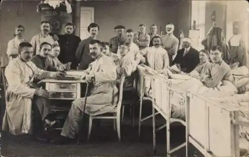 Foto Ak Nürnberg in Mittelfranken Bayern, Deutsche Soldaten in Uniformen im Lazarett, I WK