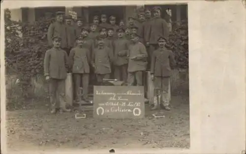 Foto Ak Schmiede Lehrkurs in Galizien 1917, Deutsche Soldaten in Uniformen, I WK