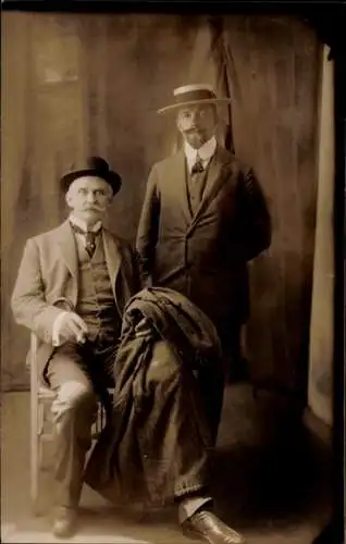 Foto Ak Zwei Männer, Portrait, Vater und Sohn, Schnellatelier