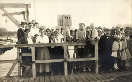 Foto Ak Touristen, Gruppenbild, Brücke, Promenade