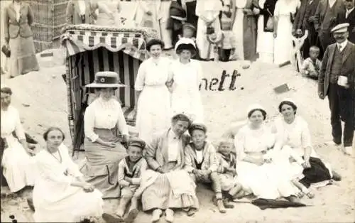 Foto Ak Menschen am Strand, Gruppenbild, Strandkorb