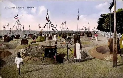 Ak Laboe, Strand, Strandkörbe mit Flaggen