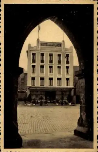 Ak Echternach Wallonien Luxemburg, Blick durch Tor auf das Hôtel de la Place