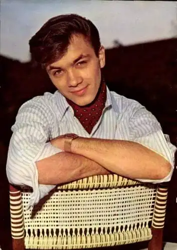 Ak Schauspieler und Sänger Gus Backus, Portrait, Stuhl, Abend