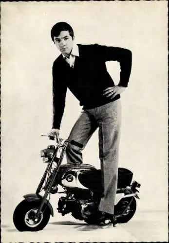 Ak Schauspieler und Sänger Gus Backus, Portrait, kleines Motorrad
