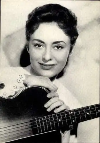 Ak Schauspielerin und Sängerin Caterina Germaine Maria Valente, Portrait, Gitarre