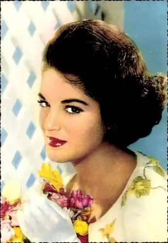 Ak Schauspielerin, Sängerin Connie Francis, Portrait, Blumen