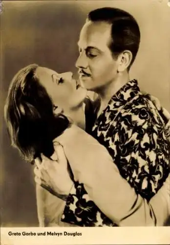 Ak Schauspieler Greta Garbo und Melvyn Douglas, Portrait, Film Die Frau mit zwei Gesichtern
