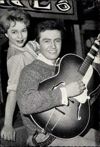 Ak Sängerin und Schauspielerin Conny Froboess, Sänger und Schauspieler Rex Gildo, Portrait, Gitarre