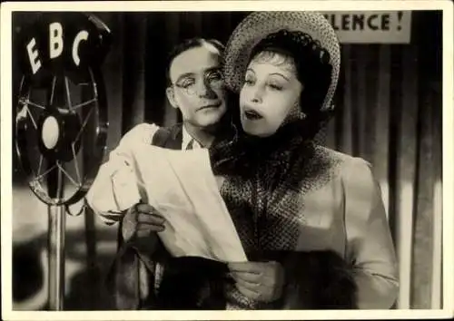 Foto Ak Schauspielerin Dagny Servaes, Schauspieler Walter Groß, Mikrofon, EBC, Hut