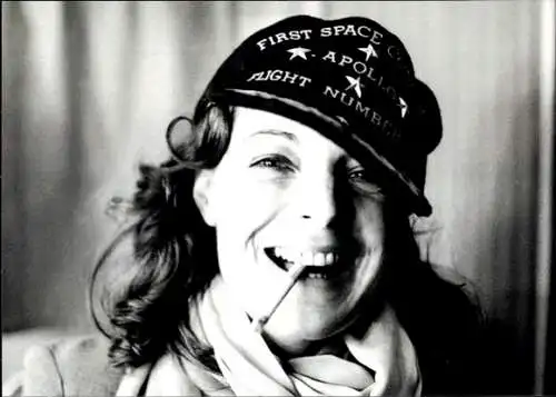 Ak Schauspielerin Romy Schneider, Portrait, Zigarette, Kappe