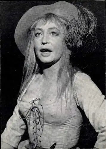 Ak Schauspielerin Hannelore Schorth, Portrait, als Yvette in Mutter Courage