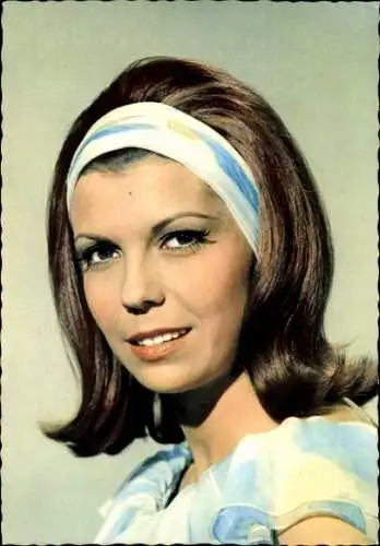 Ak Sängerin Nancy Sinatra, Portrait, Haarband