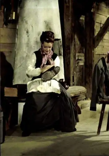 Ak Schauspielerin Romy Schneider, Portrait, Filmszene Sissy, Schuhe putzen