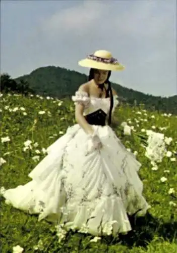 Ak Schauspielerin Romy Schneider, Portrait, Filmszene Sissy, Blumenwiese, Hut