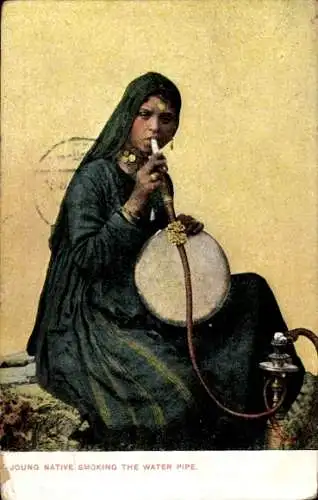 Ak Ägypten, junge Frau raucht eine Wasserpfeife