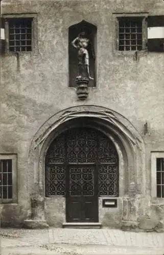 Foto Ak Hall Tirol, Großes verziertes Portal, Ritter, Statue