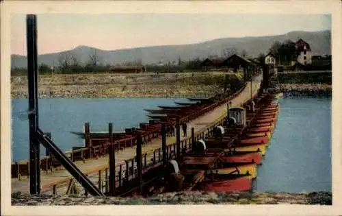 Ak Chalampé Eichwald Elsass Haut Rhin, pont de bateaux sur le Rhin, vue sur la Foret Noire