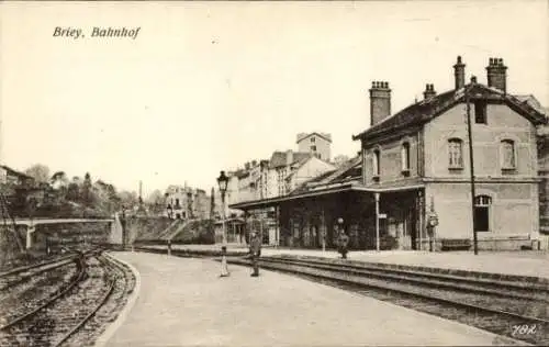 Ak Briey Meurthe et Moselle, Bahnhof, Gleisansicht