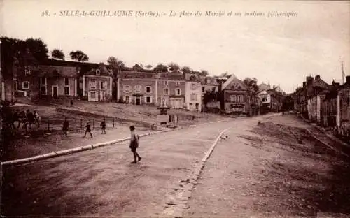 Ak Sillé le Guillaume Sarthe, Place du Marché und seine malerischen Häuser