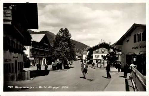 Ak Oberammergau in Oberbayern, Dorfstraße, Blick nach Osten