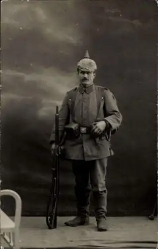 Foto Ak Deutscher Soldat in Uniform, Standportrait