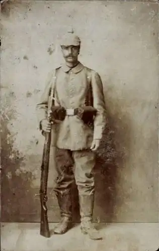 Foto Ak Deutscher Soldat in Uniform, Standportrait mit Bajonett