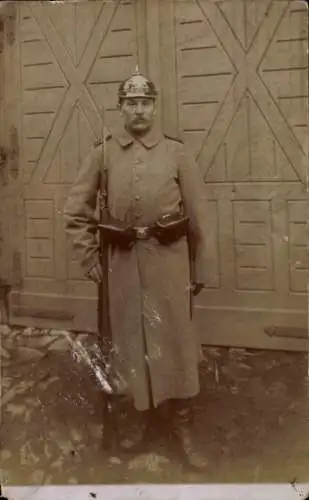 Foto Ak Deutscher Soldat in Uniform, Standportrait mit Bajonett