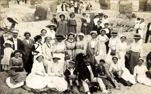 Foto Ak Touristen am Strand, Gruppenbild, Strandkörbe