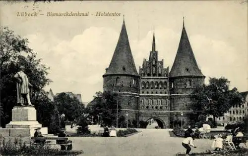 Ak Lübeck, Bismarckdenkmal, Holstentor