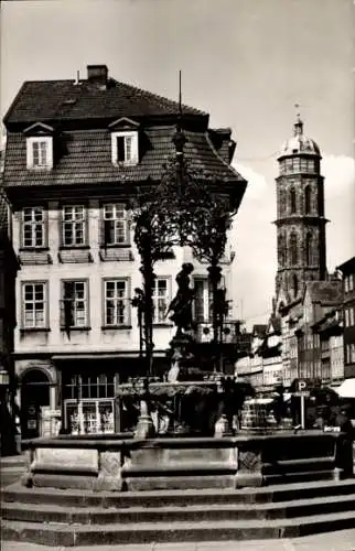 Ak Göttingen in Niedersachsen, Gänselieselbrunnen, Turm der Jacobikirche