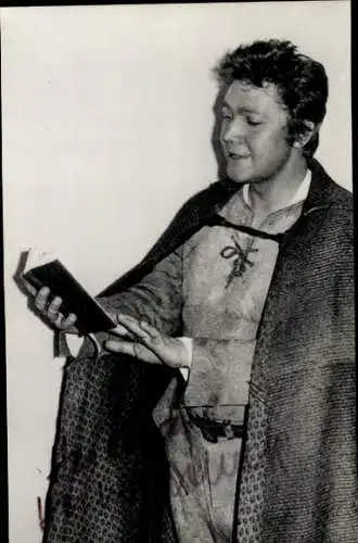 Foto Ak Künstler, Mann liest ein Buch, Autogramm