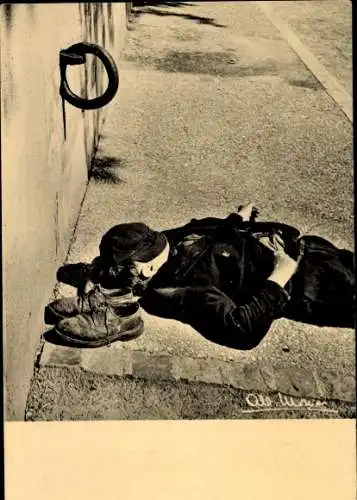 Ak Schlafender Mann, Schuhe, Straße, Fotograf Albert Monier