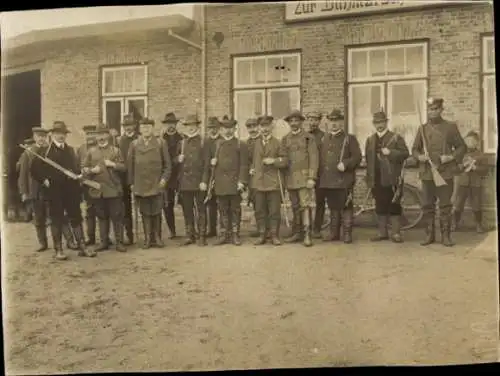 Foto Ak Jagdgesellschaft vor einem Gasthof, Zur Dithmarsch...