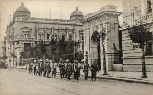 Ak Beograd Belgrad Serbien, Militärarbeiterabteilung passiert den königlichen Konak