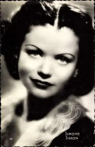 Ak Schauspielerin Simone Simon, Portrait